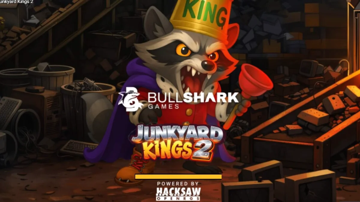 Isang detalyadong screenshot ng Junkyard Kings 2 slot game, nagpapakita ng 7x7 grid na puno ng mga simbolo ng rakun, hiyas, at mga bagay sa basurahan, na may hari ng rakun sa kanyang trono sa itaas.